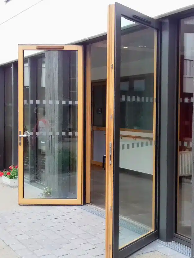 Porte de service métallique isolée